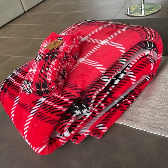 BRAND NEW Matching PINK Socks and Blanket - Picture 8 of 8